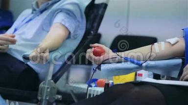 男女献血者自愿献血